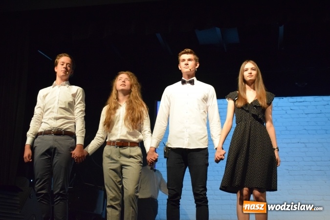 Zdjęcie w galerii na portalu naszwodzislaw.com: Niech grają na bis, chociaż żal. Okolicznościowy spektakl na 70-lecie I LO wiadomości z regionu