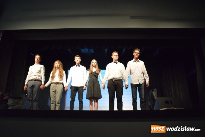 Zdjęcie w galerii na portalu naszwodzislaw.com: Niech grają na bis, chociaż żal. Okolicznościowy spektakl na 70-lecie I LO wiadomości z regionu