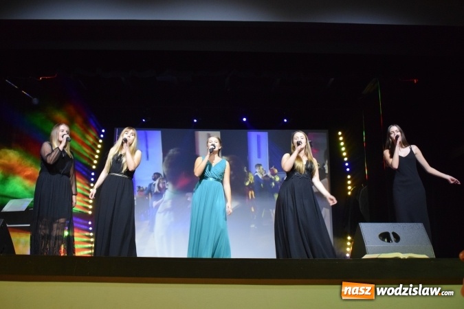 Zdjęcie w galerii na portalu naszwodzislaw.com: Niech grają na bis, chociaż żal. Okolicznościowy spektakl na 70-lecie I LO wiadomości z regionu