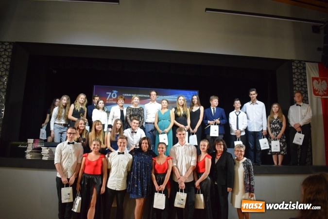 Zdjęcie w galerii na portalu naszwodzislaw.com: Niech grają na bis, chociaż żal. Okolicznościowy spektakl na 70-lecie I LO wiadomości z regionu