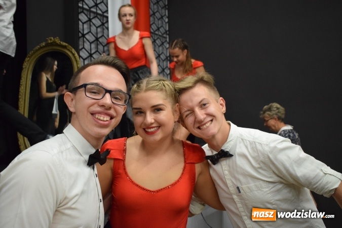 Zdjęcie w galerii na portalu naszwodzislaw.com: Niech grają na bis, chociaż żal. Okolicznościowy spektakl na 70-lecie I LO wiadomości z regionu