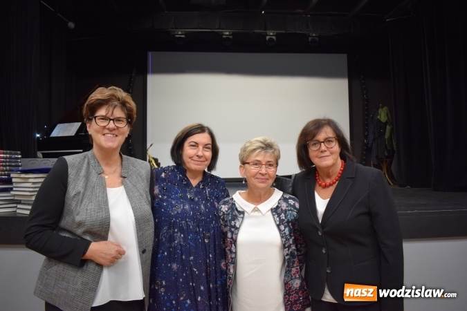 Zdjęcie w galerii na portalu naszwodzislaw.com: Niech grają na bis, chociaż żal. Okolicznościowy spektakl na 70-lecie I LO wiadomości z regionu