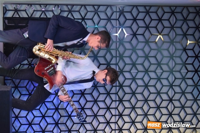 Zdjęcie w galerii na portalu naszwodzislaw.com: Niech grają na bis, chociaż żal. Okolicznościowy spektakl na 70-lecie I LO wiadomości z regionu