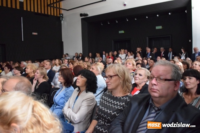 Zdjęcie w galerii na portalu naszwodzislaw.com: Niech grają na bis, chociaż żal. Okolicznościowy spektakl na 70-lecie I LO wiadomości z regionu