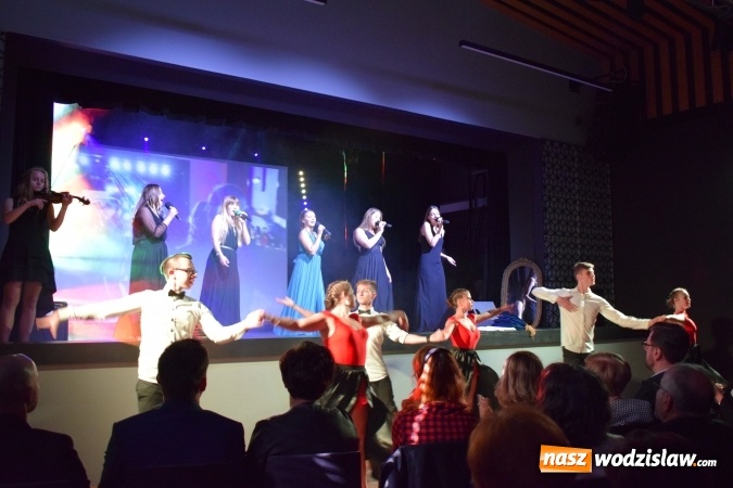 Zdjęcie w galerii na portalu naszwodzislaw.com: Niech grają na bis, chociaż żal. Okolicznościowy spektakl na 70-lecie I LO wiadomości z regionu