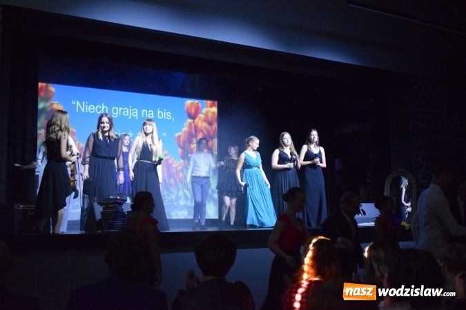 Zdjęcie w galerii na portalu naszwodzislaw.com: Niech grają na bis, chociaż żal. Okolicznościowy spektakl na 70-lecie I LO wiadomości z regionu