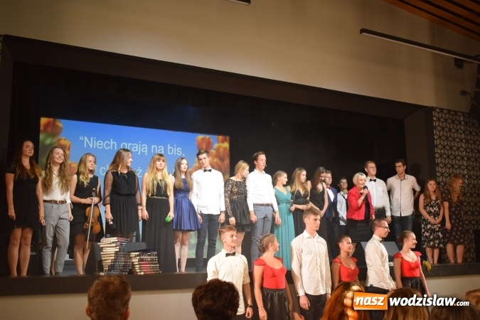 Zdjęcie w galerii na portalu naszwodzislaw.com: Niech grają na bis, chociaż żal. Okolicznościowy spektakl na 70-lecie I LO wiadomości z regionu