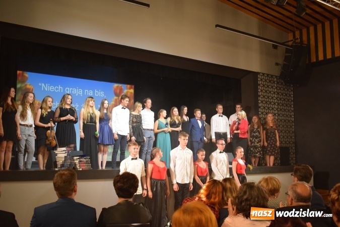 Zdjęcie w galerii na portalu naszwodzislaw.com: Niech grają na bis, chociaż żal. Okolicznościowy spektakl na 70-lecie I LO wiadomości z regionu