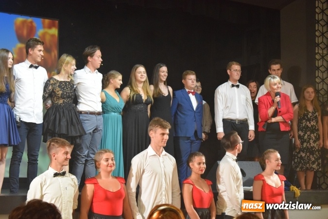 Zdjęcie w galerii na portalu naszwodzislaw.com: Niech grają na bis, chociaż żal. Okolicznościowy spektakl na 70-lecie I LO wiadomości z regionu