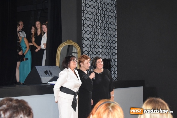 Zdjęcie w galerii na portalu naszwodzislaw.com: Niech grają na bis, chociaż żal. Okolicznościowy spektakl na 70-lecie I LO wiadomości z regionu