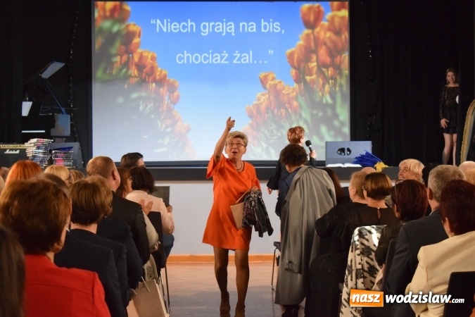 Zdjęcie w galerii na portalu naszwodzislaw.com: Niech grają na bis, chociaż żal. Okolicznościowy spektakl na 70-lecie I LO wiadomości z regionu