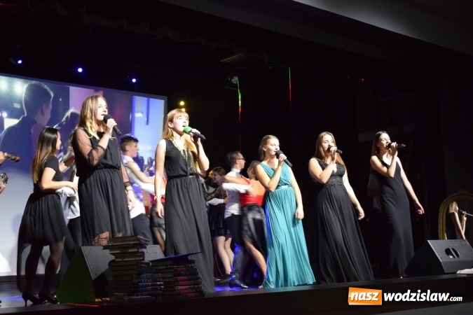 Zdjęcie w galerii na portalu naszwodzislaw.com: Niech grają na bis, chociaż żal. Okolicznościowy spektakl na 70-lecie I LO wiadomości z regionu