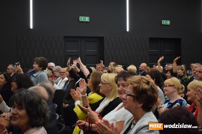 Zdjęcie w galerii na portalu naszwodzislaw.com: Niech grają na bis, chociaż żal. Okolicznościowy spektakl na 70-lecie I LO wiadomości z regionu