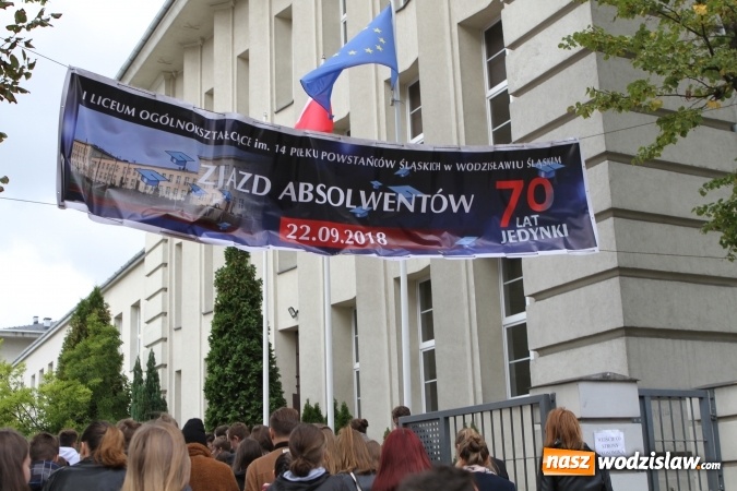 Zdjęcie w galerii na portalu naszwodzislaw.com: Niech grają na bis, chociaż żal. Okolicznościowy spektakl na 70-lecie I LO wiadomości z regionu