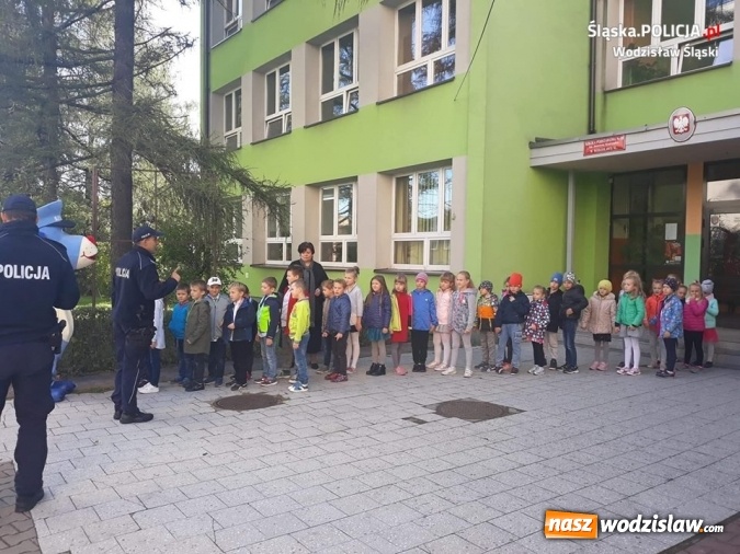 Zdjęcie w galerii na portalu naszwodzislaw.com: Dzielnicowi i Sznupek uczyli dzieci zasad bezpiecznego przechodzenia przez jezdnię wiadomości z regionu