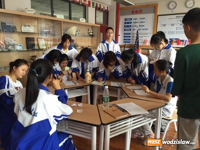 Zdjęcie w galerii na portalu naszwodzislaw.com: Uczniowie z I LO korespondują ze swymi rówieśnikami z Chin wiadomości z regionu