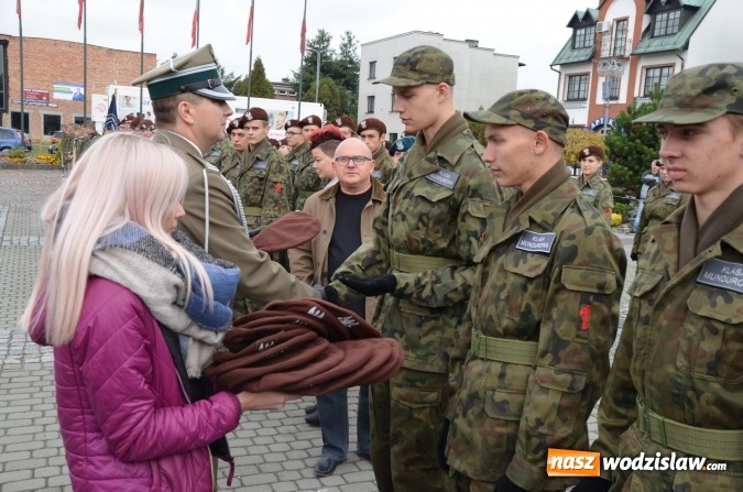 Zdjęcie w galerii na portalu naszwodzislaw.com: Uczniowie klasy mundurowej ślubowali na rydułtowskim rynku wiadomości z regionu