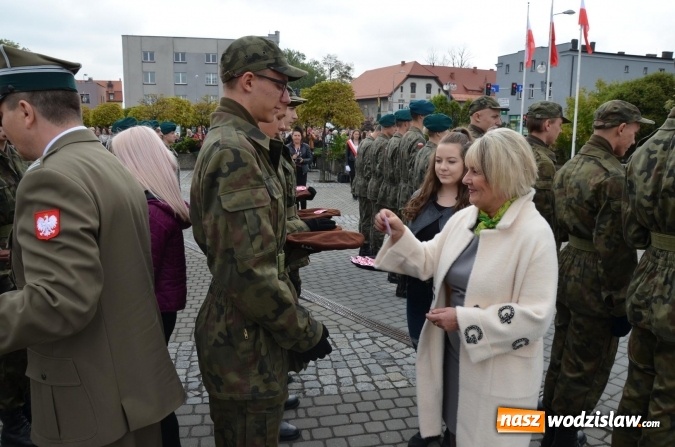 Zdjęcie w galerii na portalu naszwodzislaw.com: Uczniowie klasy mundurowej ślubowali na rydułtowskim rynku wiadomości z regionu