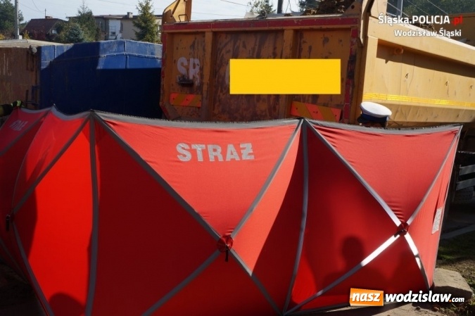Zdjęcie w galerii na portalu naszwodzislaw.com: Kierowca ciężarówki zginął przygnieciony przez samochód wiadomości z regionu