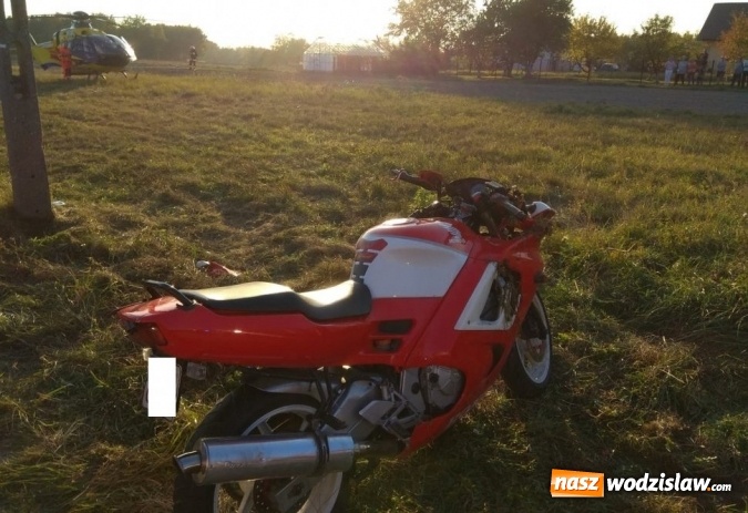 Zdjęcie w galerii na portalu naszwodzislaw.com: Jechał motocyklem bez kasku. Zatrzymał się na słupie wiadomości z regionu