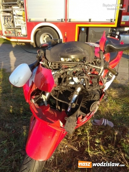 Zdjęcie w galerii na portalu naszwodzislaw.com: Jechał motocyklem bez kasku. Zatrzymał się na słupie wiadomości z regionu