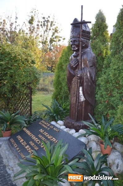 Zdjęcie w galerii na portalu naszwodzislaw.com: Od dziesięciu lat DPS w Gorzycach nosi imię Papieża Jana Pawła II wiadomości z regionu