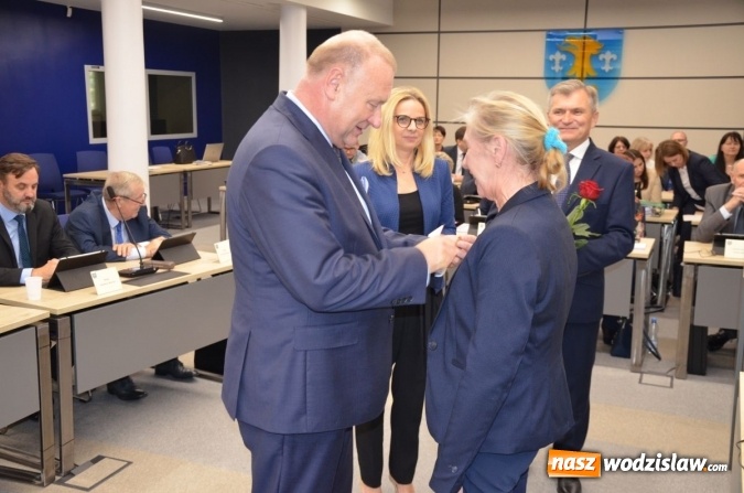 Zdjęcie w galerii na portalu naszwodzislaw.com: Uhonorowano zasłużonych pracowników ochrony zdrowia wiadomości z regionu