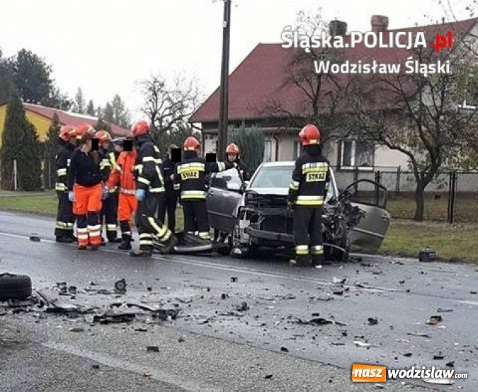 Zdjęcie w galerii na portalu naszwodzislaw.com: Czołowe zderzenie na Wodzisławskiej w Mszanie. Trzy osoby trafiły do szpitala wiadomości z regionu