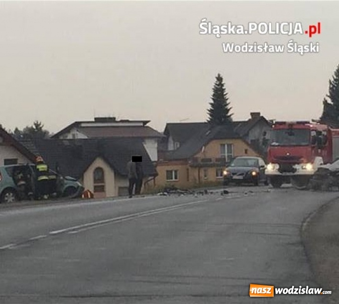 Zdjęcie w galerii na portalu naszwodzislaw.com: Czołowe zderzenie na Wodzisławskiej w Mszanie. Trzy osoby trafiły do szpitala wiadomości z regionu