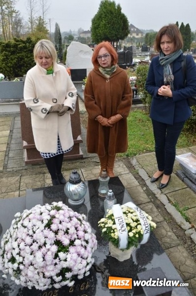 Zdjęcie w galerii na portalu naszwodzislaw.com: Zarząd powiatu uczcił pamięć zmarłych samorządowców wiadomości z regionu