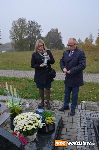 Zdjęcie w galerii na portalu naszwodzislaw.com: Zarząd powiatu uczcił pamięć zmarłych samorządowców wiadomości z regionu