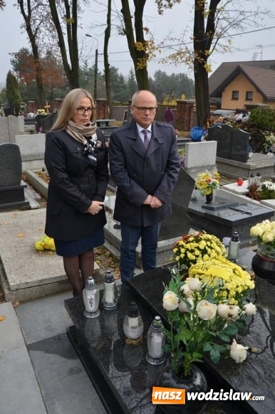 Zdjęcie w galerii na portalu naszwodzislaw.com: Zarząd powiatu uczcił pamięć zmarłych samorządowców wiadomości z regionu