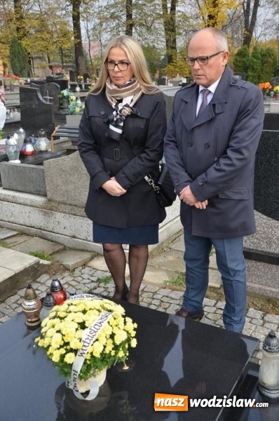 Zdjęcie w galerii na portalu naszwodzislaw.com: Zarząd powiatu uczcił pamięć zmarłych samorządowców wiadomości z regionu