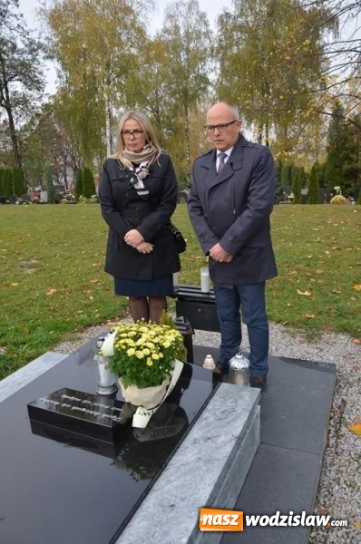 Zdjęcie w galerii na portalu naszwodzislaw.com: Zarząd powiatu uczcił pamięć zmarłych samorządowców wiadomości z regionu