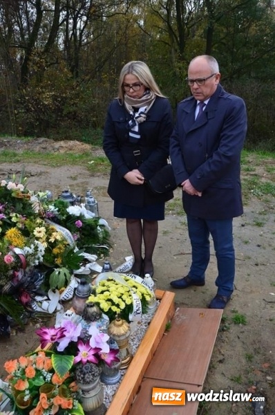 Zdjęcie w galerii na portalu naszwodzislaw.com: Zarząd powiatu uczcił pamięć zmarłych samorządowców wiadomości z regionu