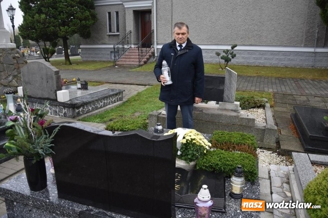 Zdjęcie w galerii na portalu naszwodzislaw.com: Zarząd powiatu uczcił pamięć zmarłych samorządowców wiadomości z regionu