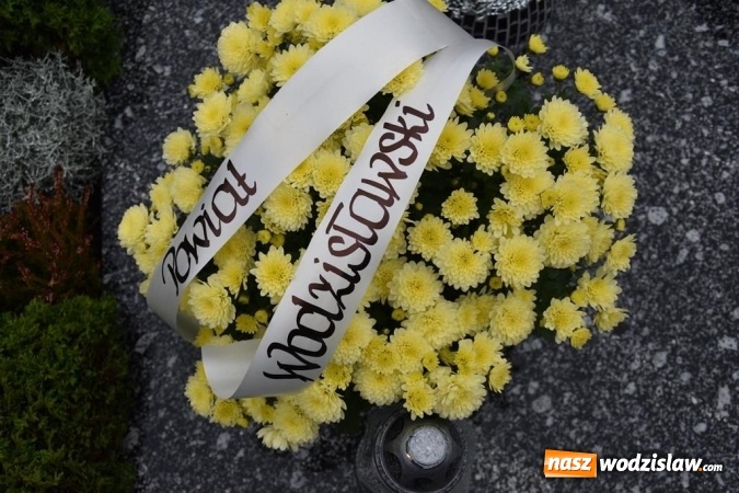 Zdjęcie w galerii na portalu naszwodzislaw.com: Zarząd powiatu uczcił pamięć zmarłych samorządowców wiadomości z regionu