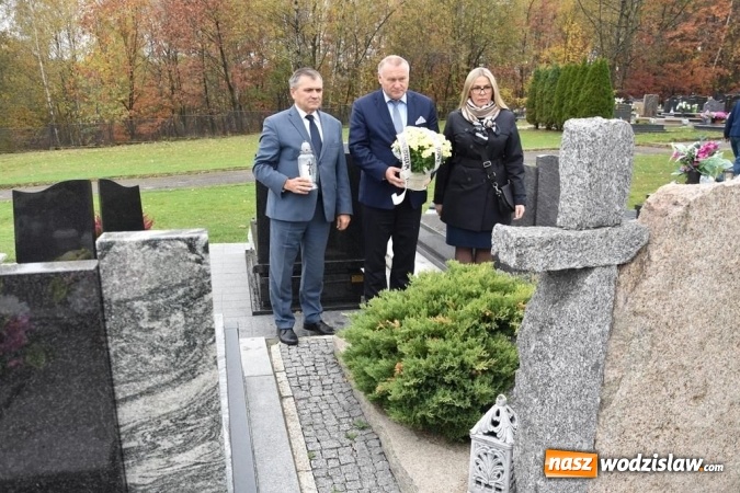 Zdjęcie w galerii na portalu naszwodzislaw.com: Zarząd powiatu uczcił pamięć zmarłych samorządowców wiadomości z regionu