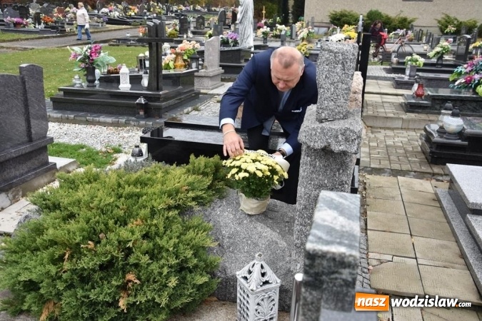 Zdjęcie w galerii na portalu naszwodzislaw.com: Zarząd powiatu uczcił pamięć zmarłych samorządowców wiadomości z regionu