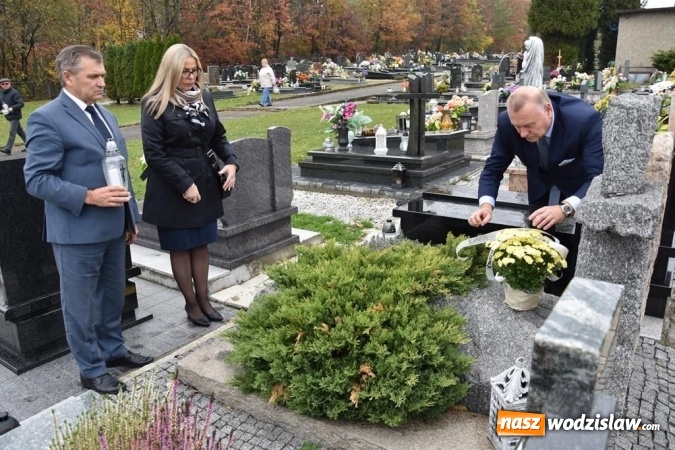 Zdjęcie w galerii na portalu naszwodzislaw.com: Zarząd powiatu uczcił pamięć zmarłych samorządowców wiadomości z regionu
