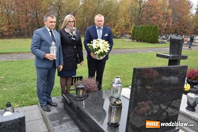Zdjęcie w galerii na portalu naszwodzislaw.com: Zarząd powiatu uczcił pamięć zmarłych samorządowców wiadomości z regionu