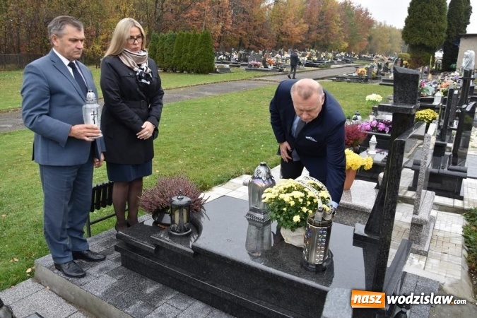 Zdjęcie w galerii na portalu naszwodzislaw.com: Zarząd powiatu uczcił pamięć zmarłych samorządowców wiadomości z regionu