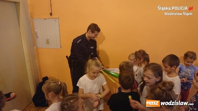 Zdjęcie w galerii na portalu naszwodzislaw.com: Dzielnicowi z Pszowa rozdawali odblaski pierwszoklasistom wiadomości z regionu