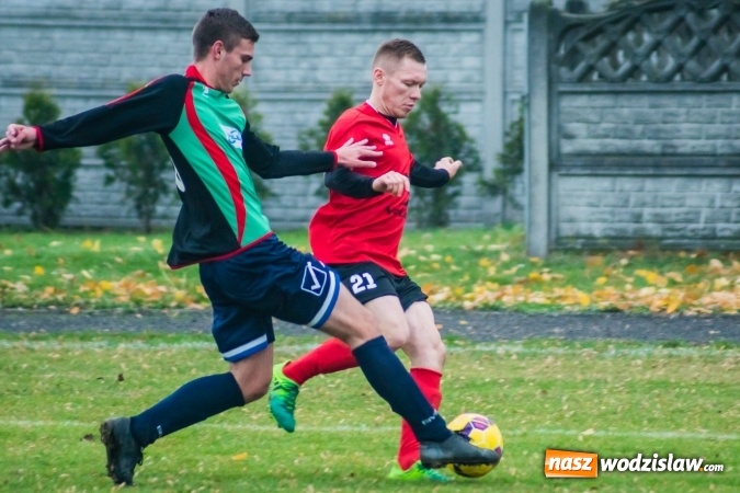 Zdjęcie w galerii na portalu naszwodzislaw.com: A klasa. Totalna demolka w Tworkowie wiadomości z regionu