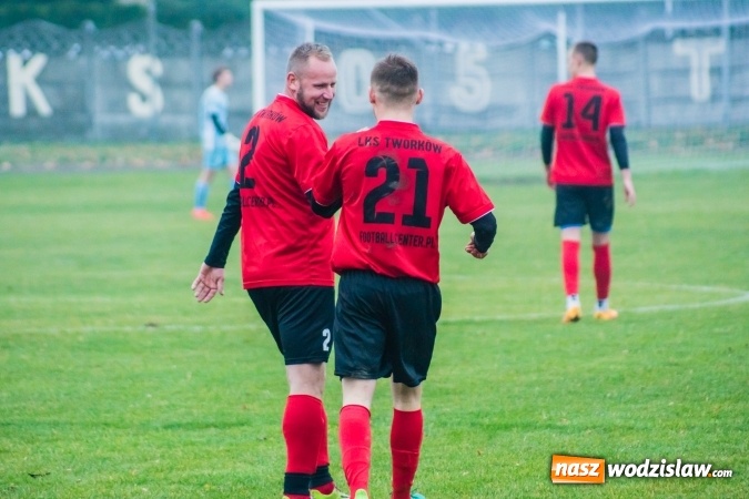 Zdjęcie w galerii na portalu naszwodzislaw.com: A klasa. Totalna demolka w Tworkowie wiadomości z regionu