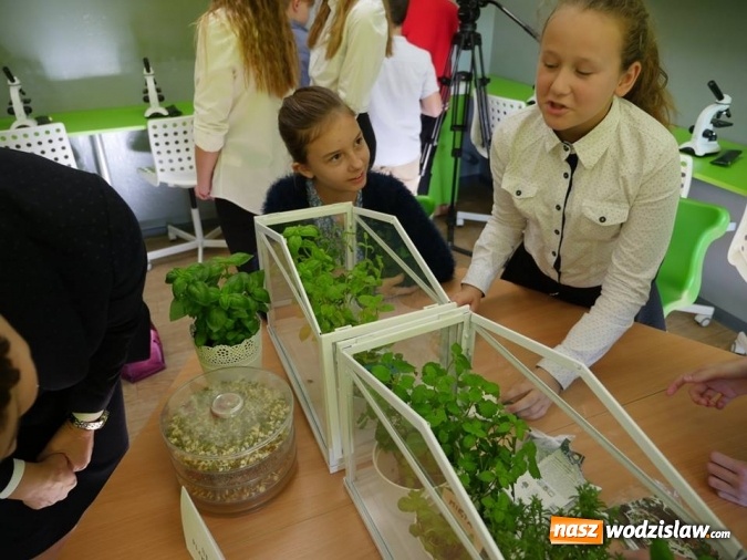 Zdjęcie w galerii na portalu naszwodzislaw.com: W wodzisławskiej SP 10 otwarto Zieloną Pracownię wiadomości z regionu