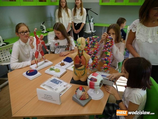 Zdjęcie w galerii na portalu naszwodzislaw.com: W wodzisławskiej SP 10 otwarto Zieloną Pracownię wiadomości z regionu