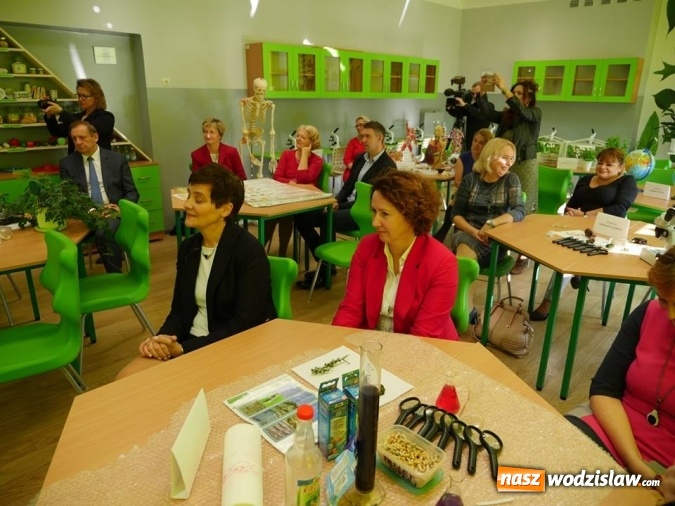 Zdjęcie w galerii na portalu naszwodzislaw.com: W wodzisławskiej SP 10 otwarto Zieloną Pracownię wiadomości z regionu
