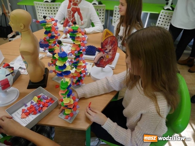 Zdjęcie w galerii na portalu naszwodzislaw.com: W wodzisławskiej SP 10 otwarto Zieloną Pracownię wiadomości z regionu