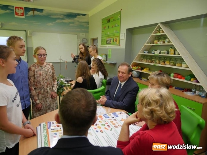 Zdjęcie w galerii na portalu naszwodzislaw.com: W wodzisławskiej SP 10 otwarto Zieloną Pracownię wiadomości z regionu